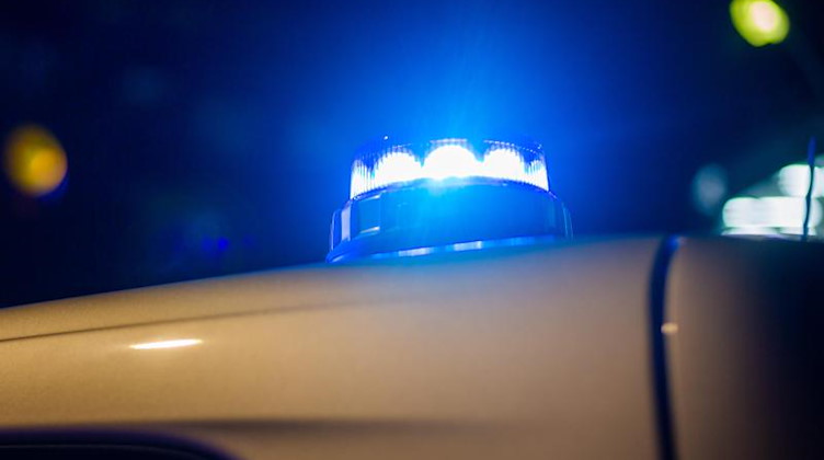 Ein Blaulicht leuchtet auf dem Dach eines Polizeifahrzeugs. Foto: Fernando Gutierrez-Juarez/dpa/Symbolbild