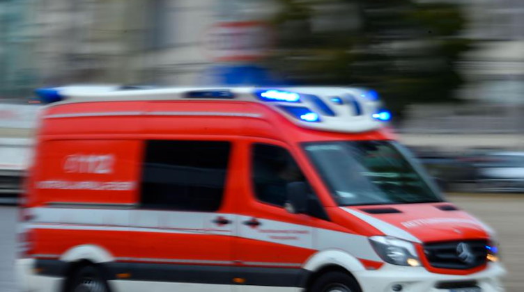 Ein Rettungsfahrzeug der Feuerwehr ist im Einsatz. Foto: Jens Büttner/dpa-Zentralbild/ZB/Symbolbild