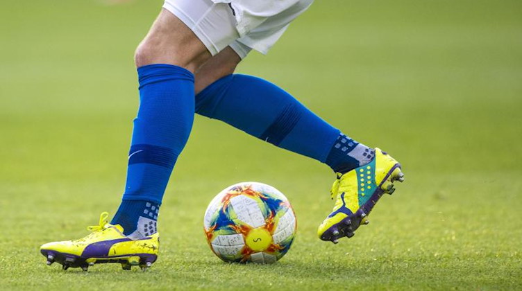 Ein Fußballspieler spielt den Ball. Foto: Jens Büttner/dpa-Zentralbild/ZB/Symbolbild