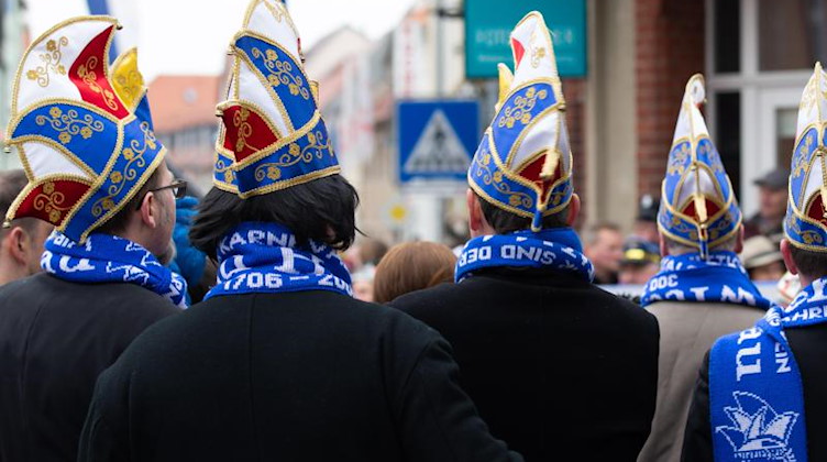 Karnevalisten ziehen durch die Innenstadt. Foto: Daniel Schäfer/dpa/Archivbild