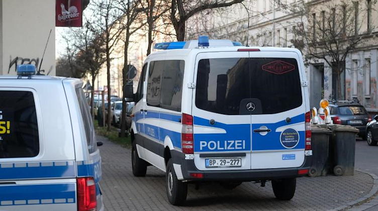 Mit einem Großaufgebot durchsuchte die Bundespolizei in Leipzig Wohnungen von syrischen Flüchtlingen. Foto: Sebastian Willnow/dpa