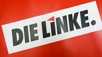 Das Logo der Partei Die Linke steht auf rotem Grund. Foto: Peter Endig/zb/dpa/Symbolbild