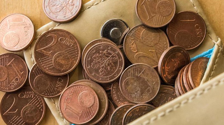 Kleingeld in Form von 1 und 2 Euro-Cent-Münzen sind in einer Geldbörse zu sehen. Foto: Patrick Pleul/dpa-Zentralbild/dpa/Symbolbild