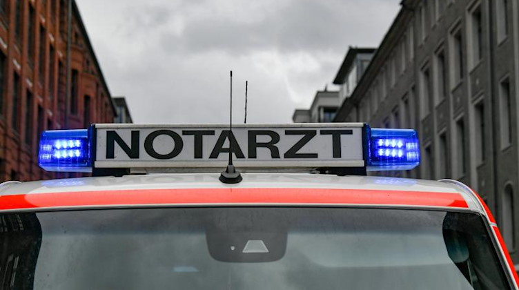 Ein Notarztwagen steht mit eingeschaltetem Blaulicht auf der Straße. Foto: Jens Kalaene/zb/dpa/Symbolbild