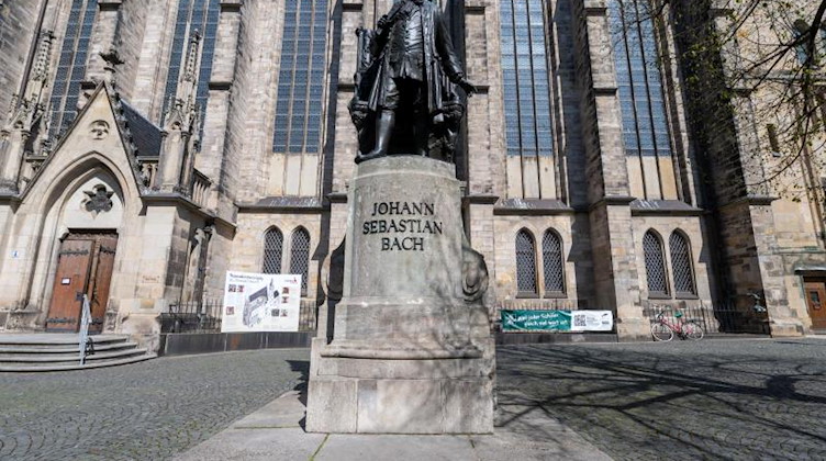 Das sonst von Touristen umringte Bach-Denkmal steht im menschenleeren Thomaskirchhof. Foto: Hendrik Schmidt/dpa-Zentralbild/dpa/Archivbild