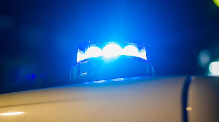Ein Blaulicht leuchtet auf dem Dach eines Polizeifahrzeugs. Foto: Fernando Gutierrez-Juarez/dpa-Zentralbild/dpa/Symbolbild