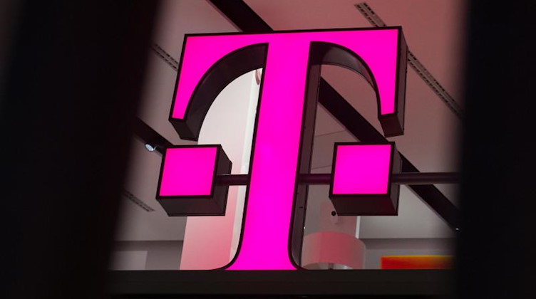 Das Logo der Deutschen Telekom. Foto: Rainer Jensen/dpa/Archivbild