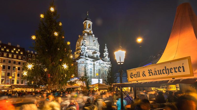 Blick auf den historischen Weihnachtsmarkt auf dem Neumarkt vor der Dresdner Frauenkirche am Abend. Foto: Robert Michael/dpa-Zentralbild/dpa/Archiv