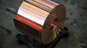 Kupfer liegt zur Weiterverarbeitung bereit. Foto: Jens Wolf/dpa-Zentralbild/dpa