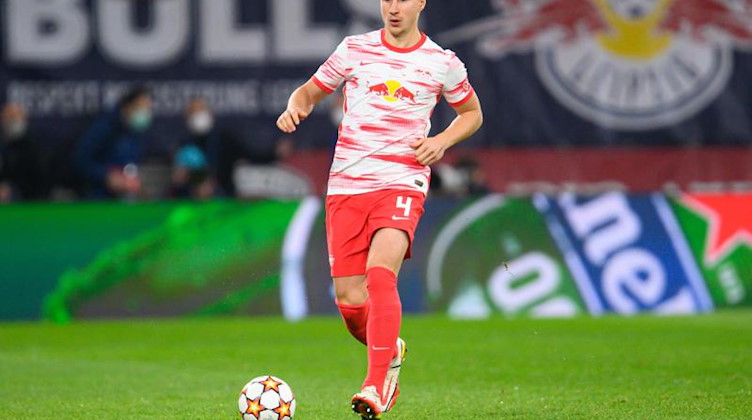 Leipzigs Willi Orban spielt den Ball. Foto: Robert Michael/dpa-Zentralbild/dpa/Archiv