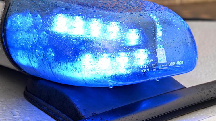 Ein Streifenwagen der Polizei steht mit eingeschaltetem Blaulicht an einem Einsatzort. Foto: Carsten Rehder/dpa/Symbolbild