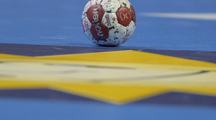 Ein Spielball liegt auf einem Handballfeld. Foto: Soeren Stache/dpa-Zentralbild/dpa/Symbolbild