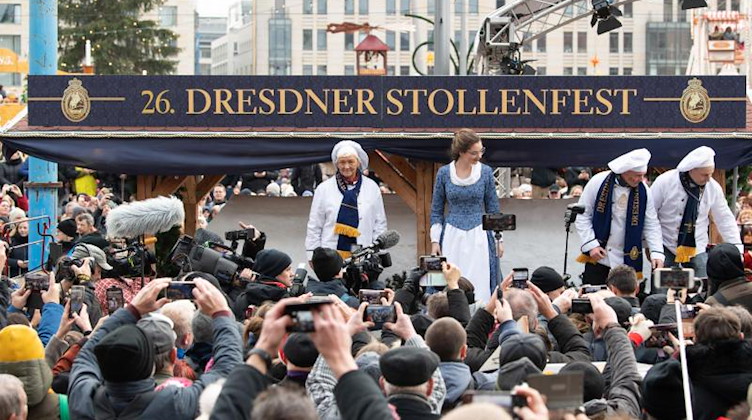 Das 26. Dresdner Stollenfest vor dem Riesenstollen auf dem Striezelmarkt im Jahre 2019. Foto: Sebastian Kahnert/dpa-Zentralbild/dpa/Bildarchiv