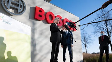 EU-Kommissar Breton (l) spricht vor der Halbleiterfabrik von Bosch neben Ministerpräsident Kretschmer. Foto: Sebastian Kahnert/dpa-Zentralbild/dpa