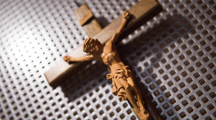 Ein Kruzifix, die künstlerische Darstellung des gekreuzigten Christus. Foto: Arne Immanuel Bänsch/dpa/Symbolbild
