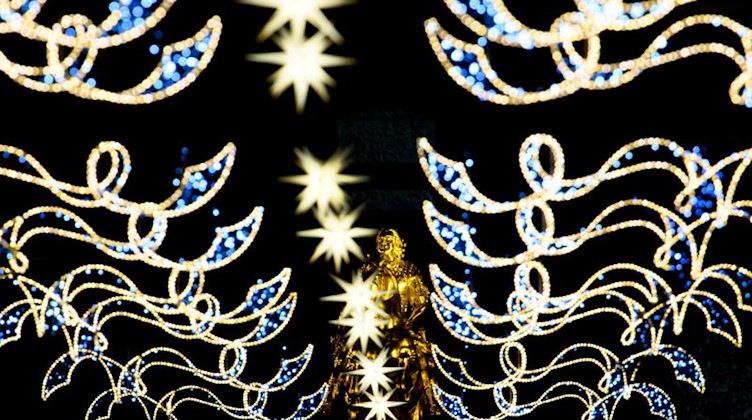 Der Goldene Reiter steht hinter zahlreichen Herrnhuter Sternen und weihnachtlicher Beleuchtung. Foto: Robert Michael/dpa-Zentralbild/dpa/Archivbild