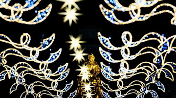 Der Goldene Reiter steht hinter zahlreichen Herrnhuter Sternen und weihnachtlicher Beleuchtung. Foto: Robert Michael/dpa-Zentralbild/dpa/Archivbild