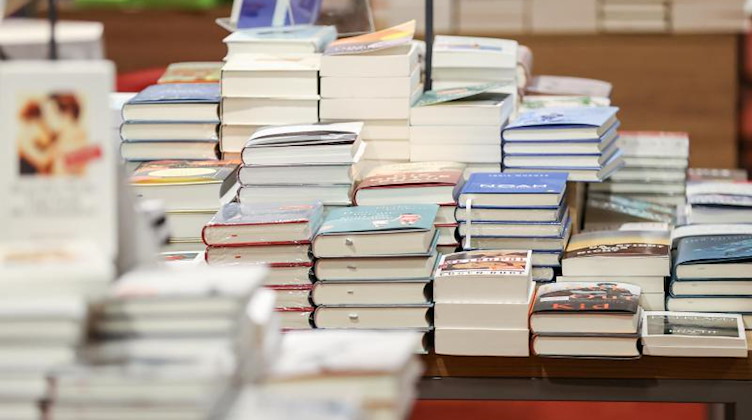 Stapel von Büchern liegen auf den Büchertischen einer Leipziger Buchhandlung. Foto: Jan Woitas/dpa-Zentralbild/dpa/Archivbild