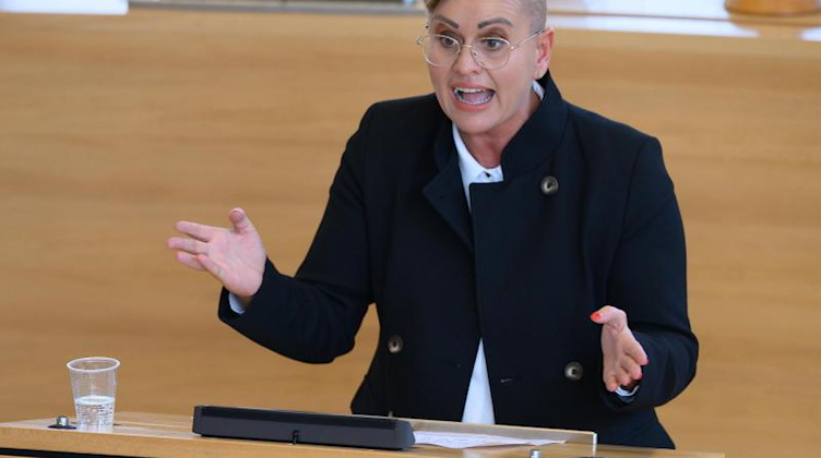 Luise Neuhaus-Wartenberg (Die Linke), Landtagsabgeordnete, spricht. Foto: Sebastian Kahnert/dpa-Zentralbild/dpa/Archivbild