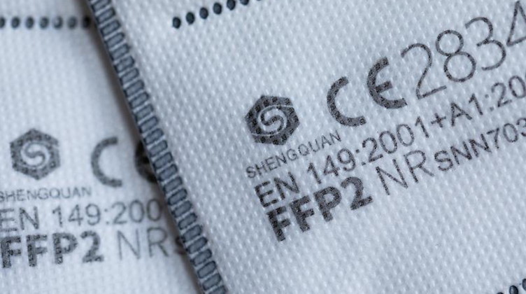 FFP2-Masken mit CE-Zertifizierung liegen auf einem Tisch. Foto: Rolf Vennenbernd/dpa/Illustration