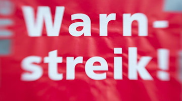 «Warnstreik!» steht auf einem Schild. Foto: Friso Gentsch/dpa/Symbolbild