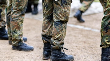 Bundeswehrsoldaten stehen in einer Reihe. Foto: Marcel Kusch/dpa/Symbolbild