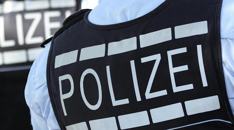 In Polizei-Westen gekleidete Polizisten. Foto: Silas Stein/dpa/Symbolbild