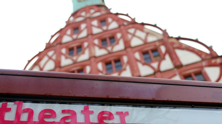 Der Schriftzug «Theater Plauen Zwickau» ist vor dem Gewandhaus zu sehen. Foto: Claudia Drescher/dpa-Zentralbild/dpa/Archiv