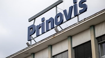 Der Schriftzug «Prinovis» steht auf dem Dach eines Gebäudes der Druckerei Prinovis. Foto: Daniel Karmann/dpa/Archiv