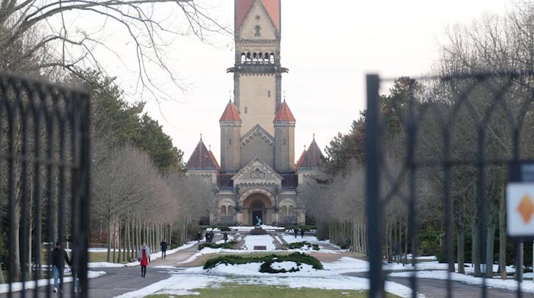 Blick auf den Südfriedhof, der größte Friedhof der Stadt. Foto: Sebastian Willnow/dpa-Zentralbild/ZB/Archiv