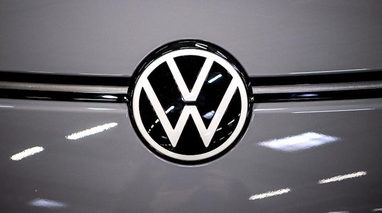 Das Logo von Volkswagen an einem Elektroauto. Foto: Sina Schuldt/dpa/Symbolbild