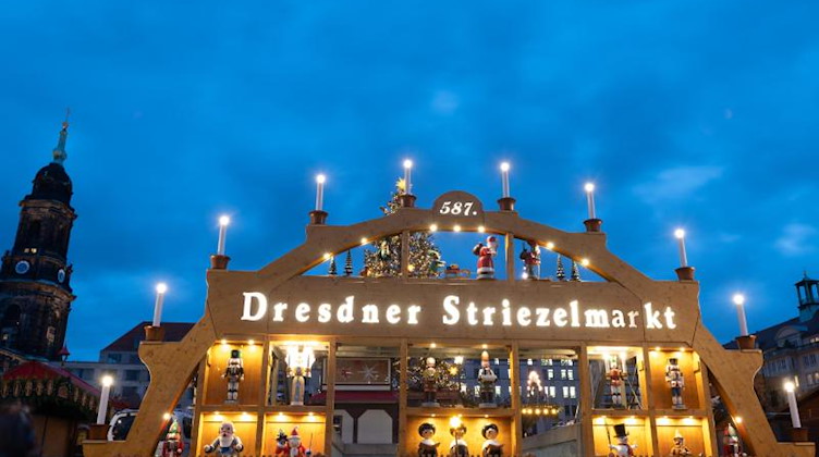 Hell erleuchtet ist ein überdimensionaler Schwibbogen auf dem Altmarkt. Foto: Sebastian Kahnert/dpa