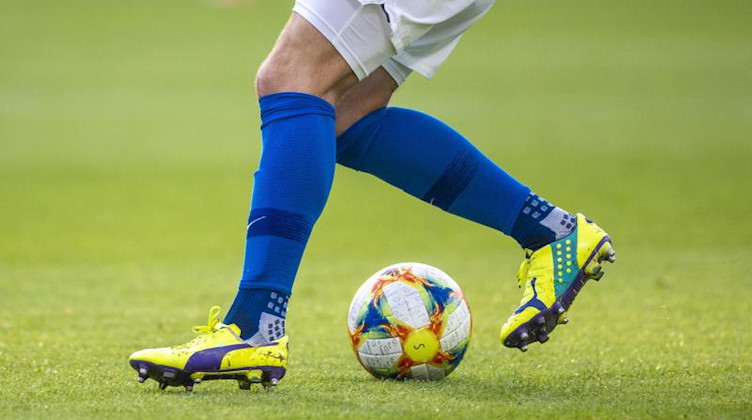 Ein Fußballspieler spielt den Ball. Foto: Jens Büttner/dpa-Zentralbild/ZB/Symbolbild