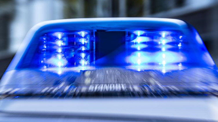 Das Blaulicht an einem Polizeiwagen blinkt. Foto: David Inderlied/dpa/Illustration
