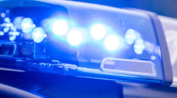Ein Blaulicht leuchtet auf dem Dach einer Polizeistreife. Foto: Lino Mirgeler/dpa/Symbolbild