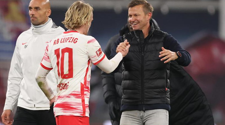 Leipzigs Trainer Jesse Marsch feiert mit Emil Forsberg nach der Partie. Foto: Jan Woitas/dpa-Zentralbild/dpa/Archivbild