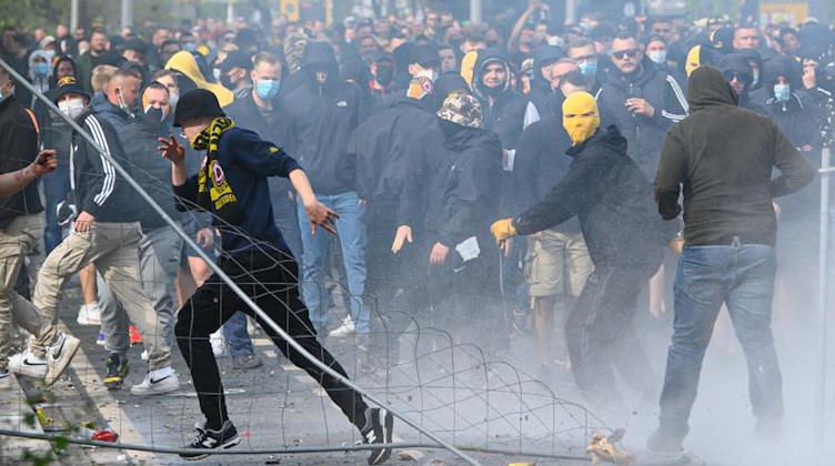 Dynamo-Fans randalieren vor dem Stadion. Foto: Robert Michael/dpa-Zentralbild/dpa/Archivbild