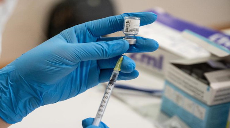 Die Mitarbeiterin eines mobilen Impfteams bereitet eine Spritze mit einem Impfstoff gegen das Coronavirus vor. Foto: Sebastian Gollnow/dpa/Symbolbild