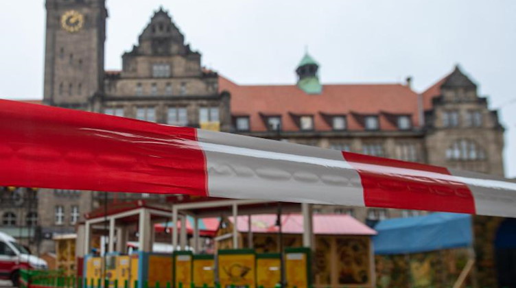 Ein Weihnachtsmarkt ist mit Flatterband abgesperrt. Foto: Hendrik Schmidt/dpa-Zentralbild/dpa/Symbolbild