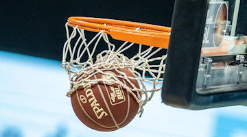 Ein Basketball landet im Korb. Foto: Andreas Gora/dpa/Symbolbild