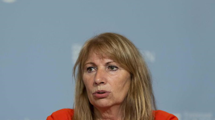 Petra Köpping (SPD) bei einer Pressekonferenz. Foto: Matthias Rietschel/dpa-Zentralbild/dpa/Archivbild