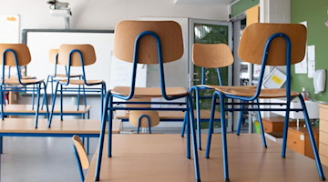 Stühle stehen in einem Klassenzimmer auf den Tischen. Foto: Sebastian Kahnert/dpa-Zentralbild/dpa/Symbolbild