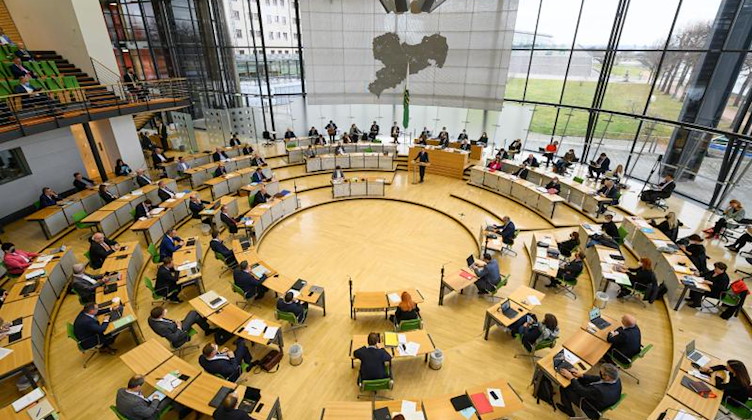 Abgeordneten nehmen an einer Sitzung im Sächsischen Landtag teil. Foto: Robert Michael/dpa-Zentralbild/dpa/Archivbild