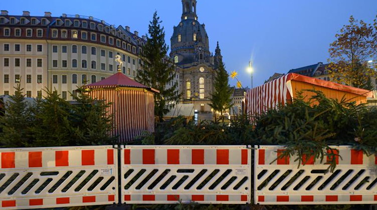 Absperrungen stehen vor dem Historischen Weihnachtsmarkt in Dresden. Foto: Robert Michael/dpa-Zentralbild/dpa