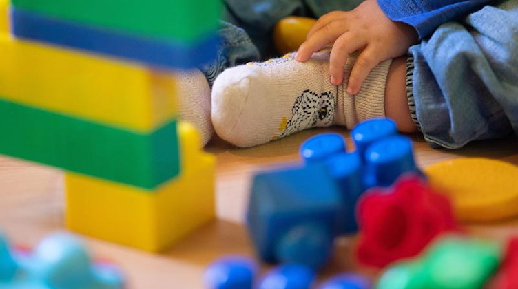Ein Kind spielt in einer Kita. Foto: Sebastian Gollnow/dpa/Illustration