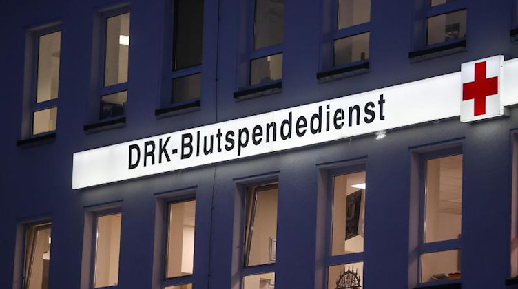 Der Blutspendedienst des Deutschen Roten Kreuzes auf dem Gelände des Helios Vogtland-Klinikums Plauen. Foto: Jan Woitas/dpa-Zentralbild/dpa/Archiv