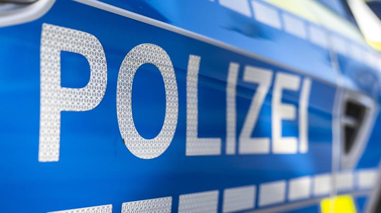 An der Tür von einem Streifenwagen steht der Schriftzug «Polizei». Foto: David Inderlied/dpa/Illustration