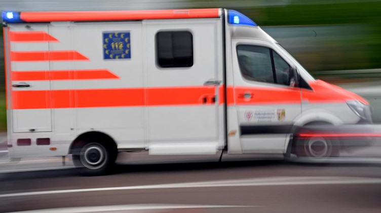 Ein Krankenwagen fährt mit Blaulicht auf einer Straße. Foto: Hendrik Schmidt/dpa-Zentralbild/ZB/Symbolbild
