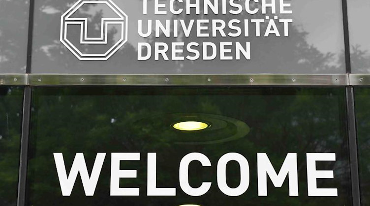 "Welcome" steht am Informationszentrum der TU Dresden. Foto: Jens Kalaene/dpa-Zentralbild/dpa/Archivbild