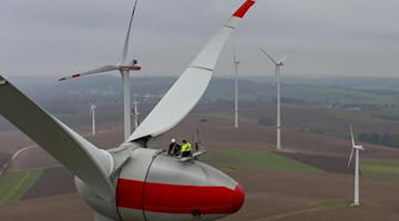 Wolfram Günther (l) bei der Besichtigung einer Windkraftanlage. Foto: Jan Woitas/dpa-Zentralbild/dpa/Archivbild
